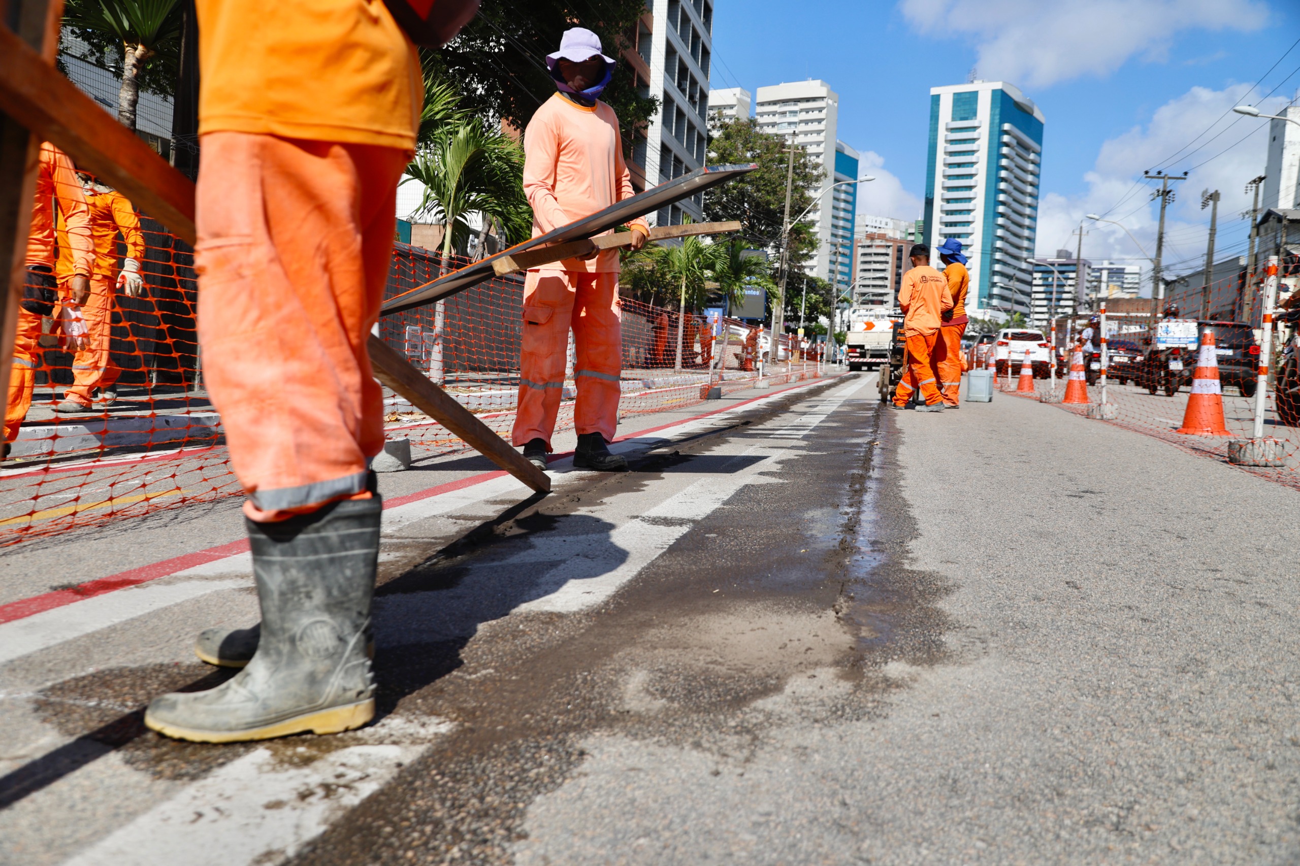 operários trabalhando